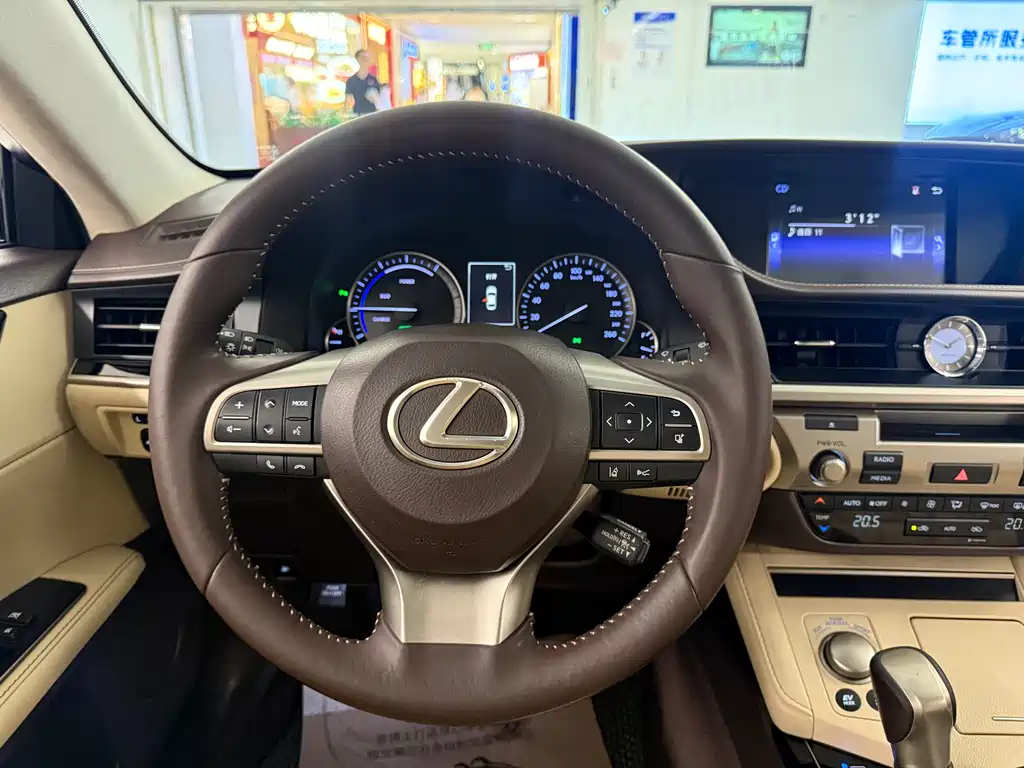 Lexus ES 2016 — фото 15