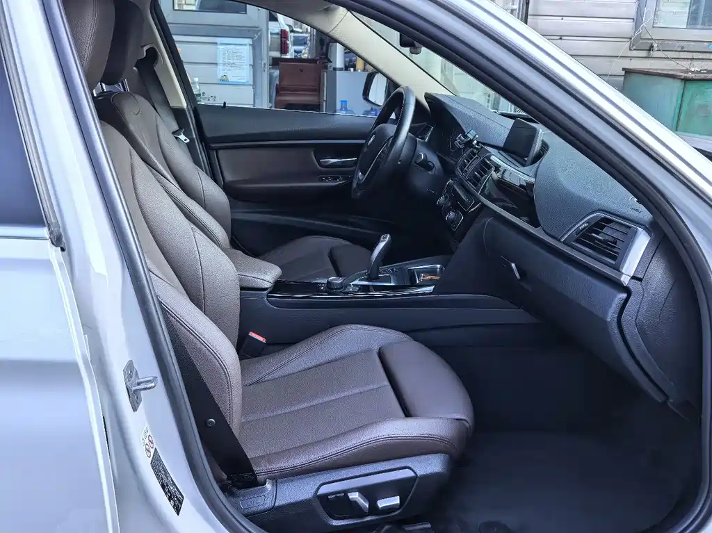 BMW 3 Series 2018 — фото 13