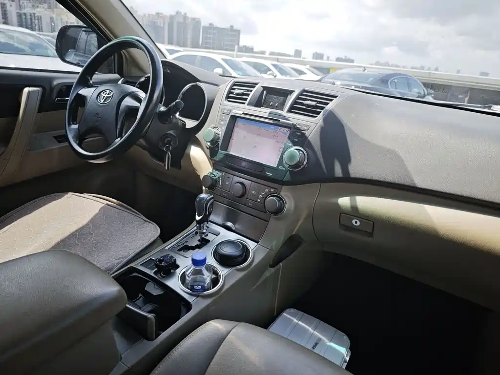 Toyota Highlander 2010 — фото 10
