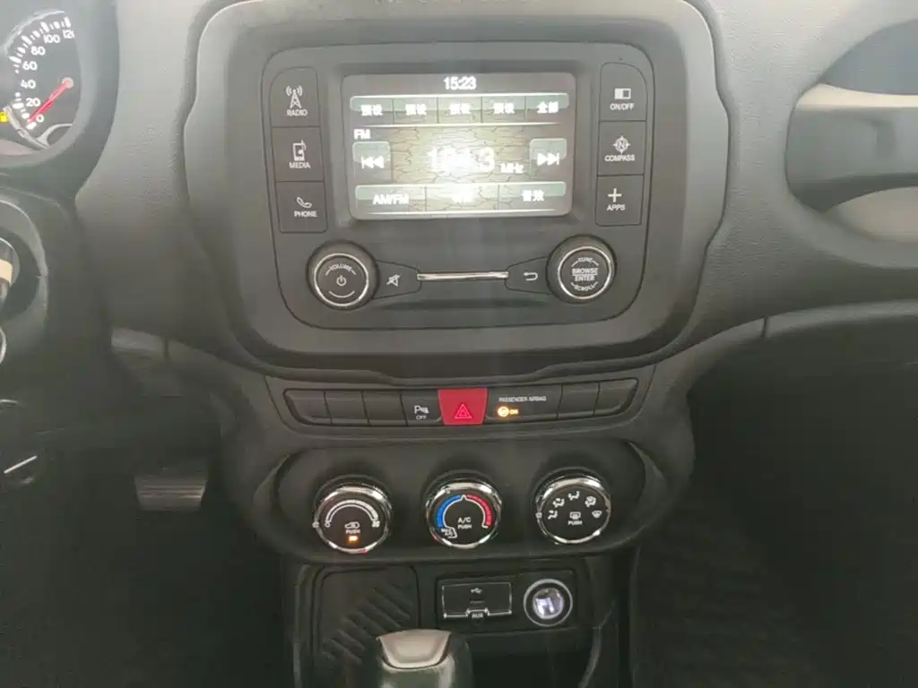 Jeep Renegade 2017 — фото 13
