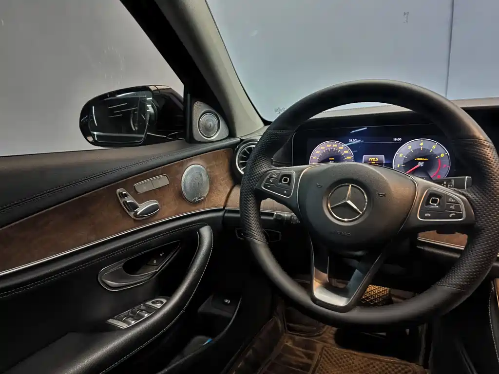 Mercedes-Benz E-Class 2018 — фото 13