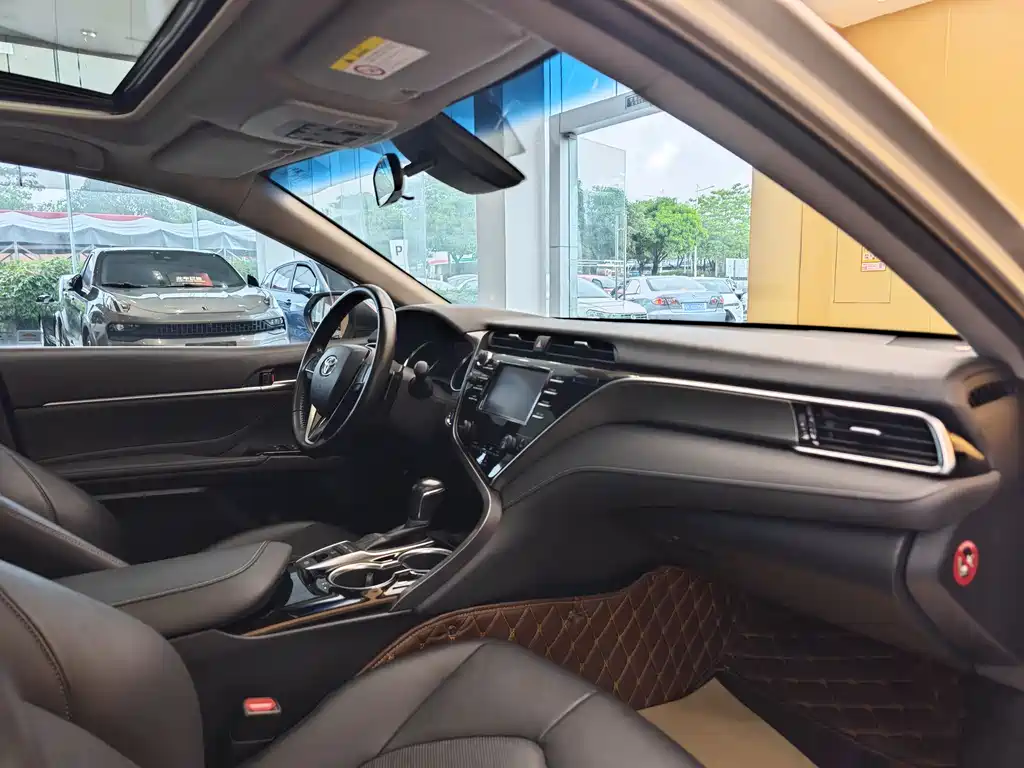 Toyota Camry 2018 — фото 33