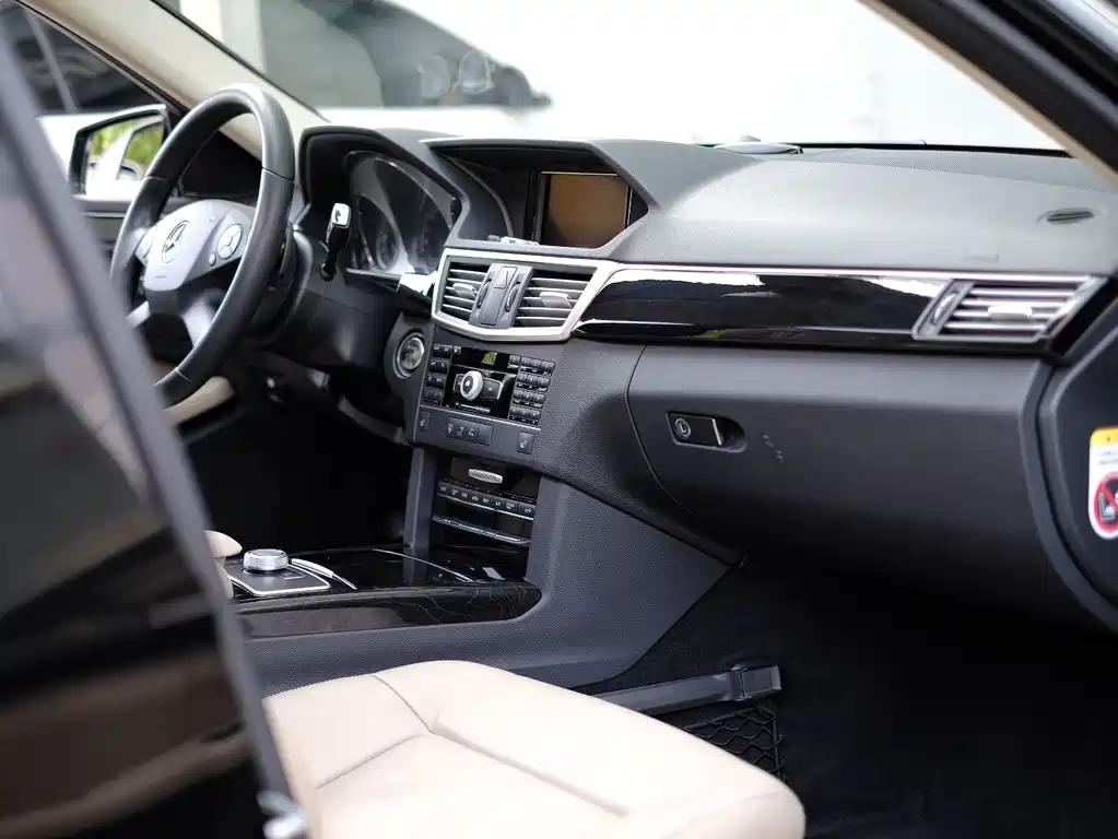 Mercedes-Benz E-Class 2011 — фото 37