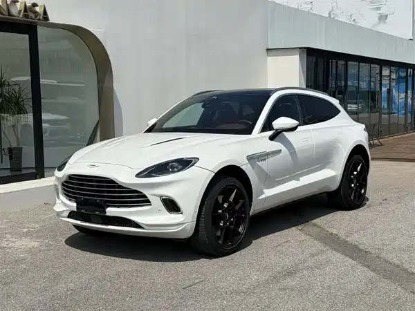 Aston Martin DBX 2021