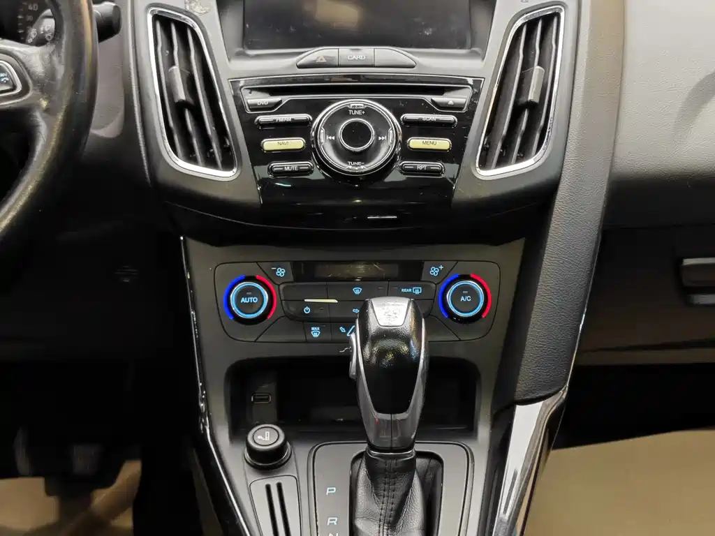 Ford Focus 2016 — фото 18
