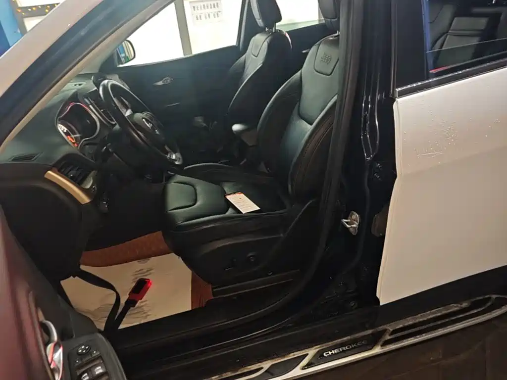 Jeep Cherokee 2017 — фото 15