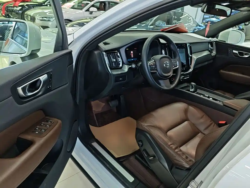 Volvo XC60 2023 — фото 16