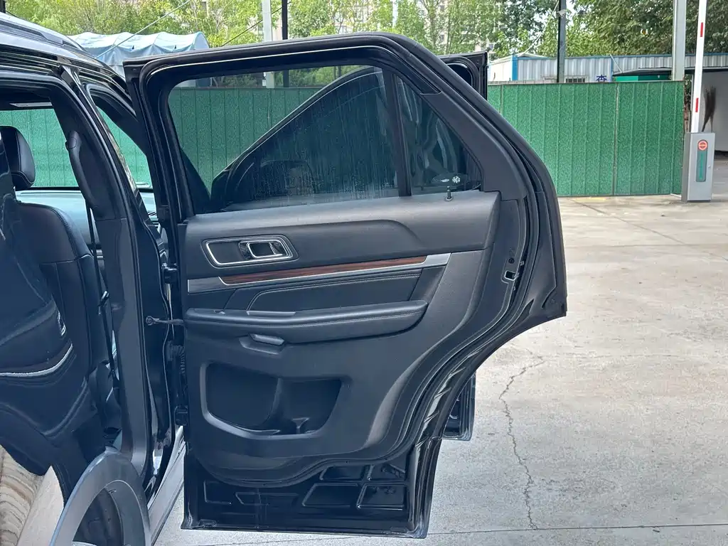 Ford Explorer 2018 — фото 16