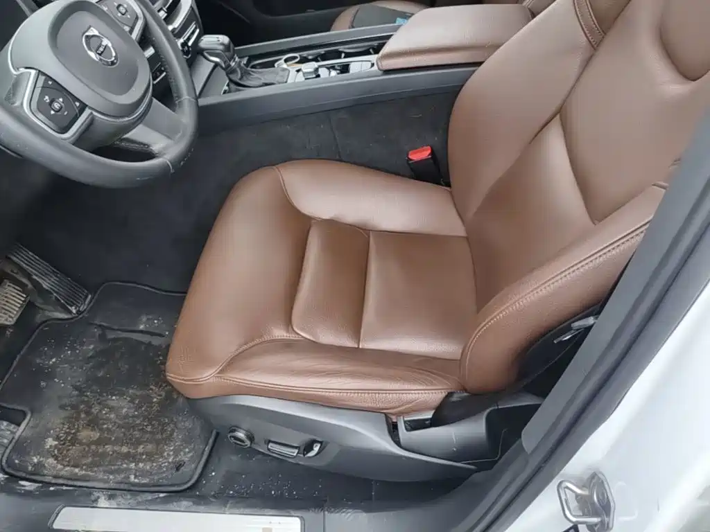 Volvo XC60 2019 — фото 15
