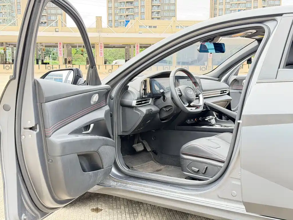 Hyundai Elantra 2023 — фото 12