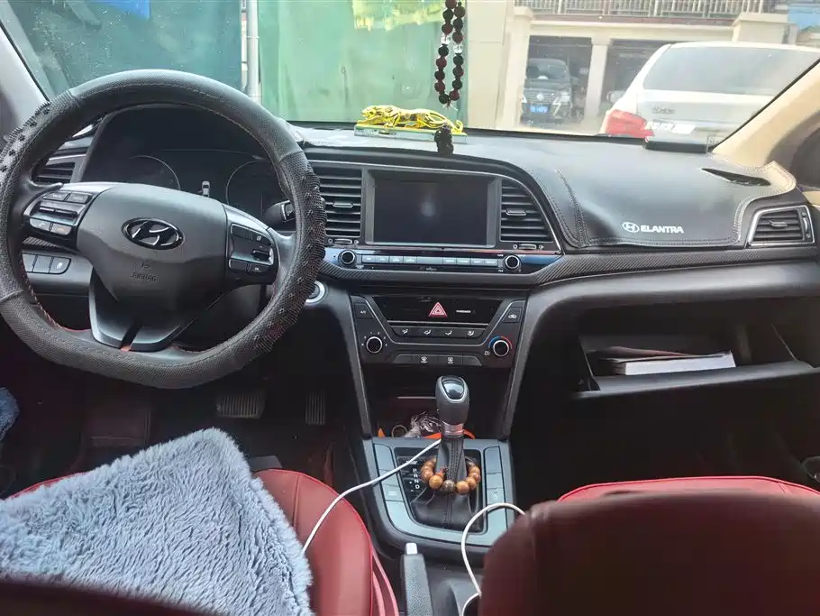 Hyundai Elantra 2018 — фото 13