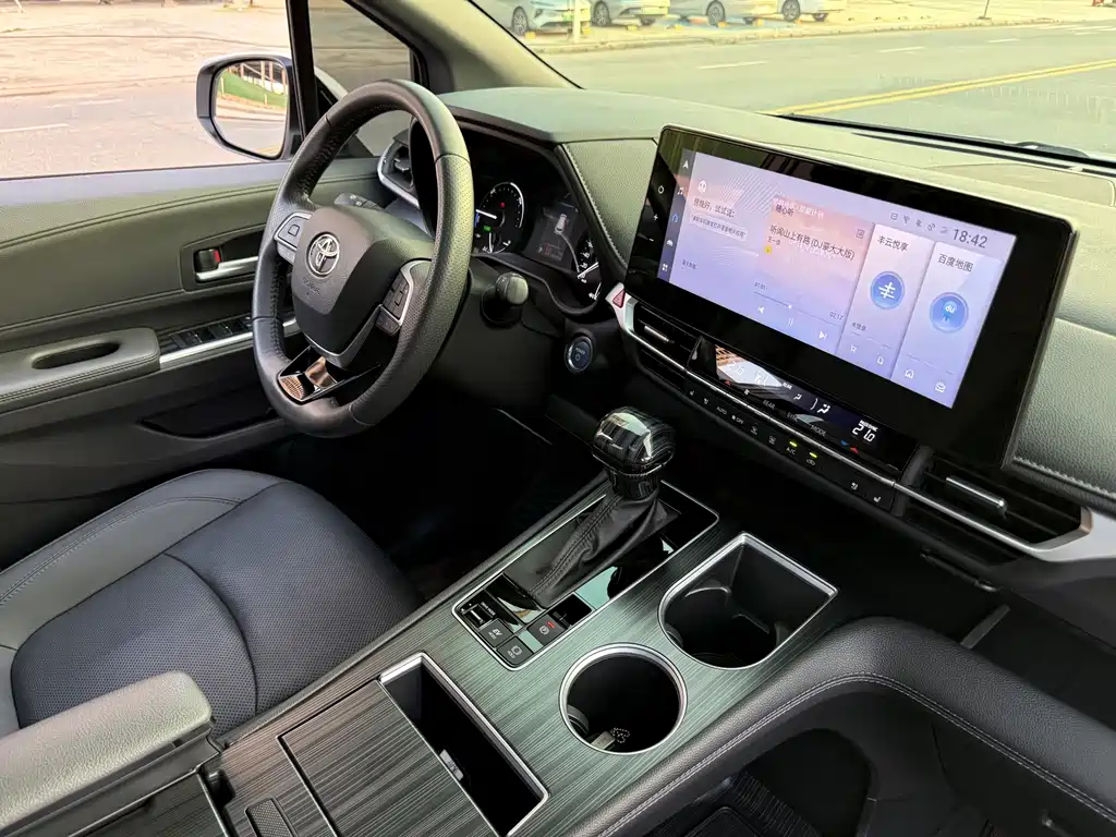 Toyota Sienna 2023 — фото 17