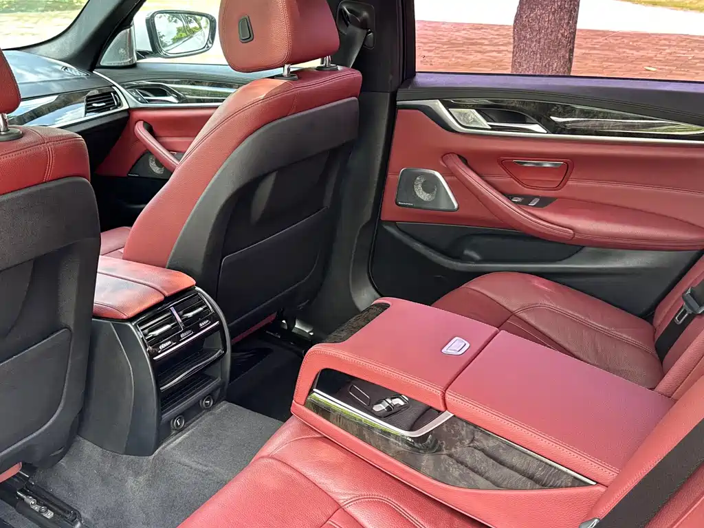 BMW 5 Series 2018 — фото 15