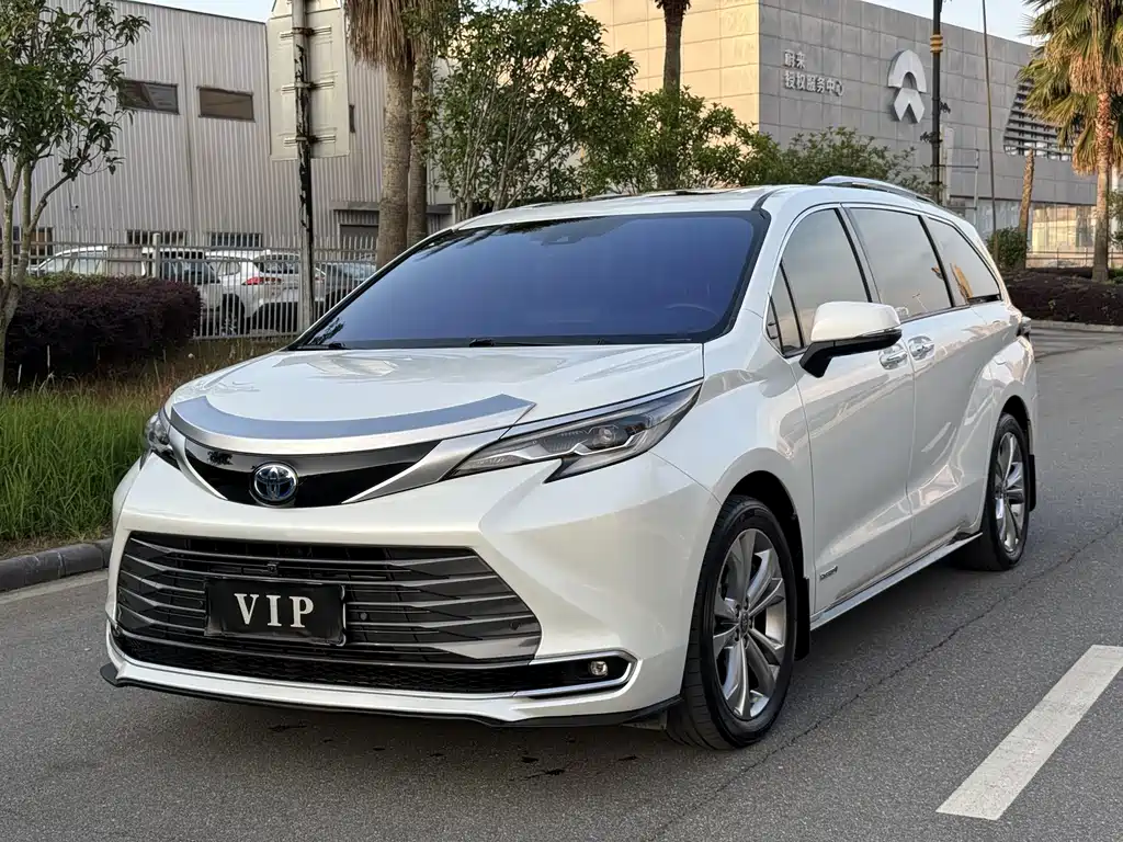 Toyota Sienna 2023 — фото 1