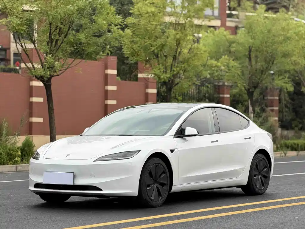 Tesla Model 3 2025 — фото 1