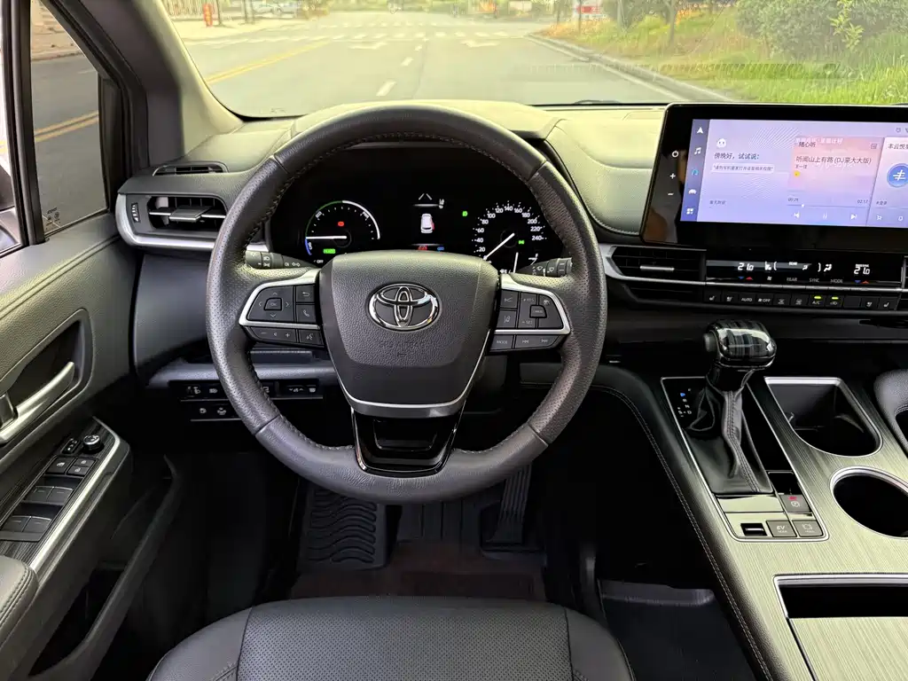 Toyota Sienna 2023 — фото 12