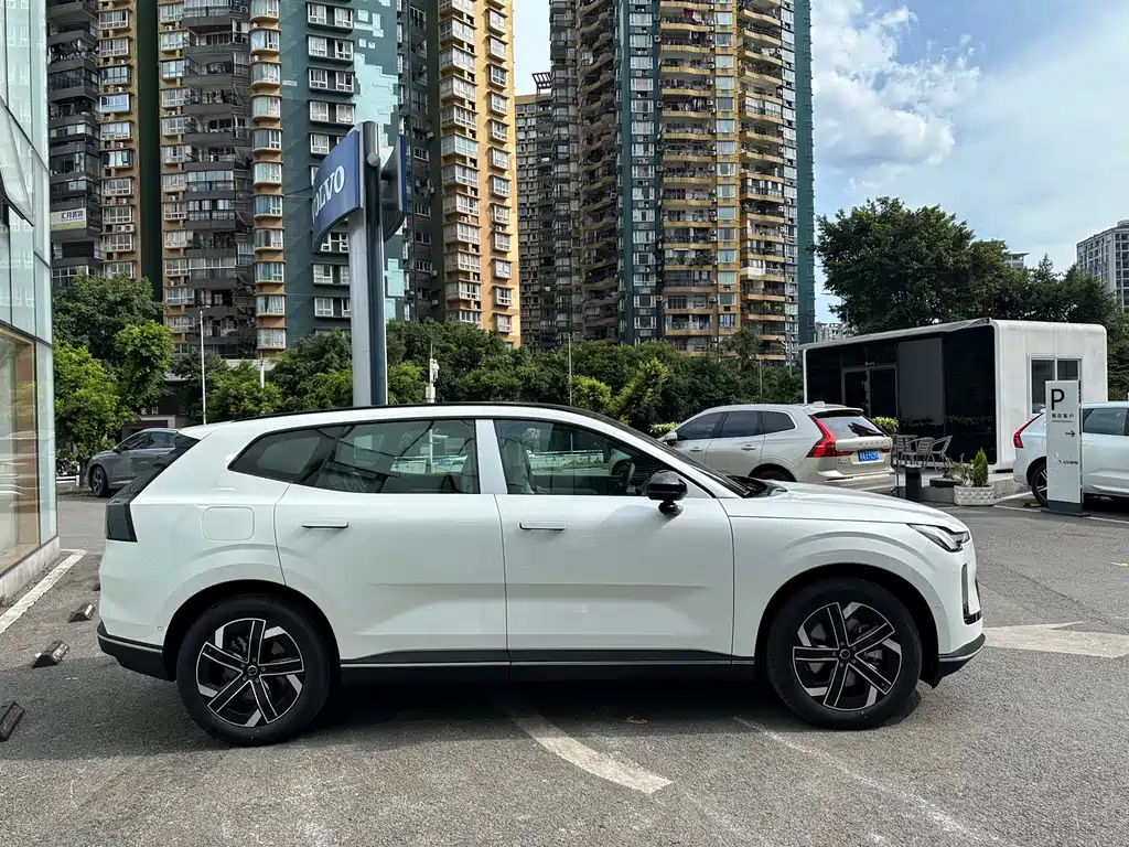 Volvo XC70 PHEV 2026