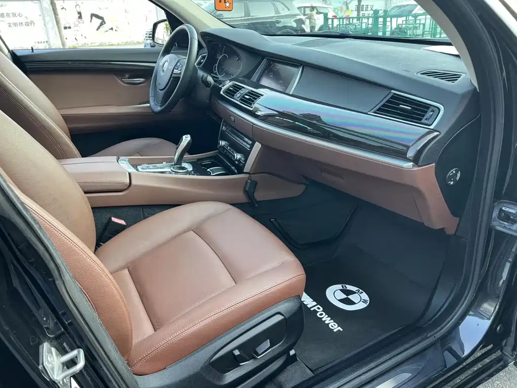BMW 5 Series GT 2014 — фото 12