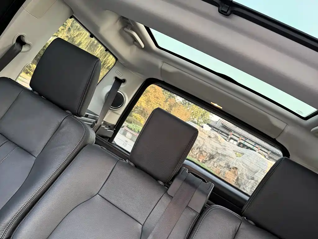 Land Rover Discovery 2016 — фото 31