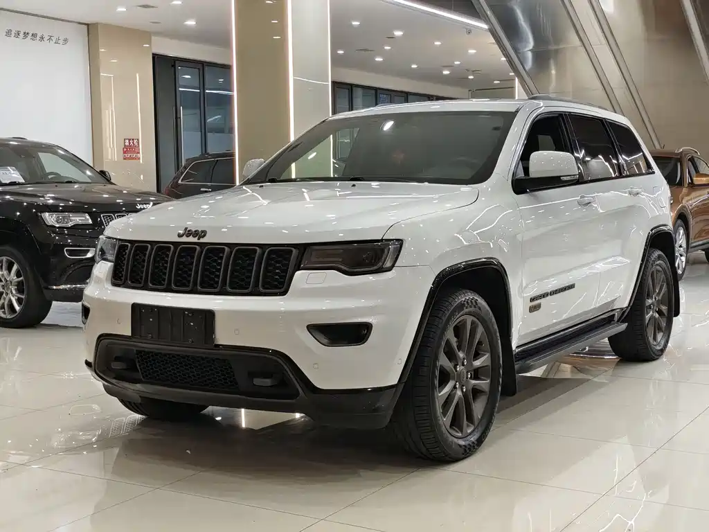 Jeep Grand Cherokee 2017 — фото 1