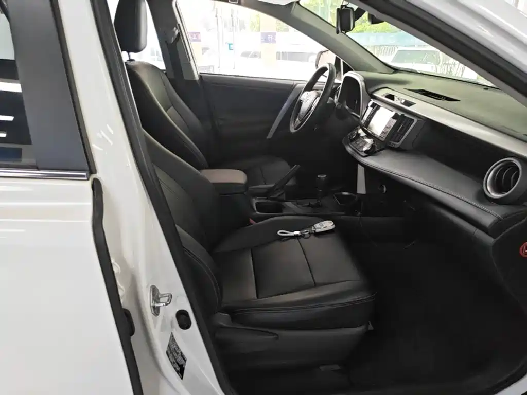 Toyota RAV4 2019 — фото 25
