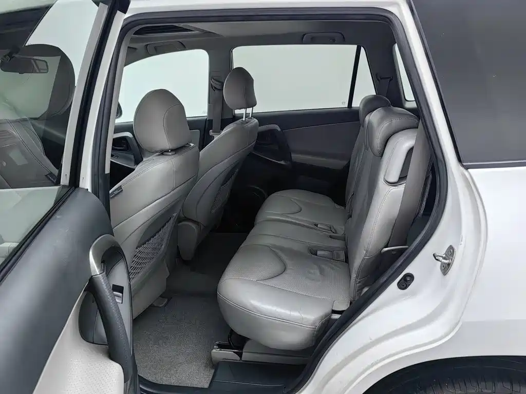 Toyota RAV4 2010 — фото 15