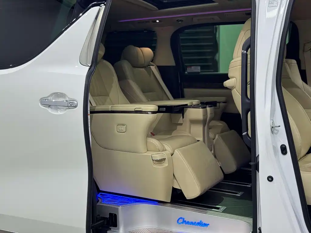 Toyota Alphard 2022 — фото 11