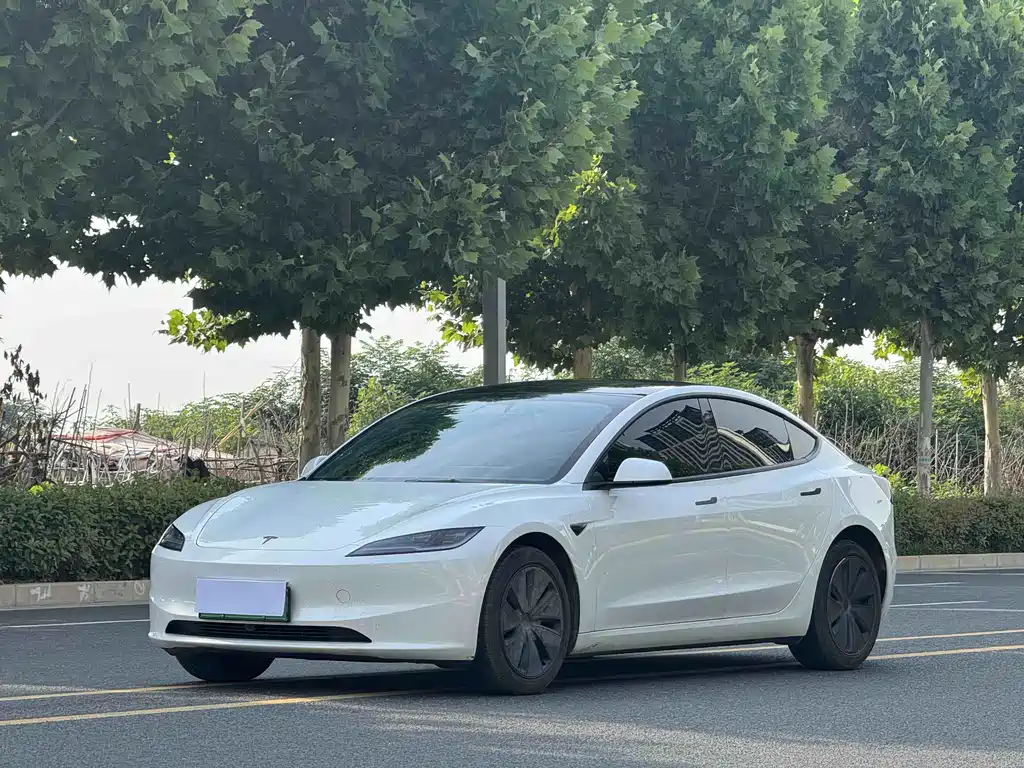 Tesla Model 3 2026 — фото 1