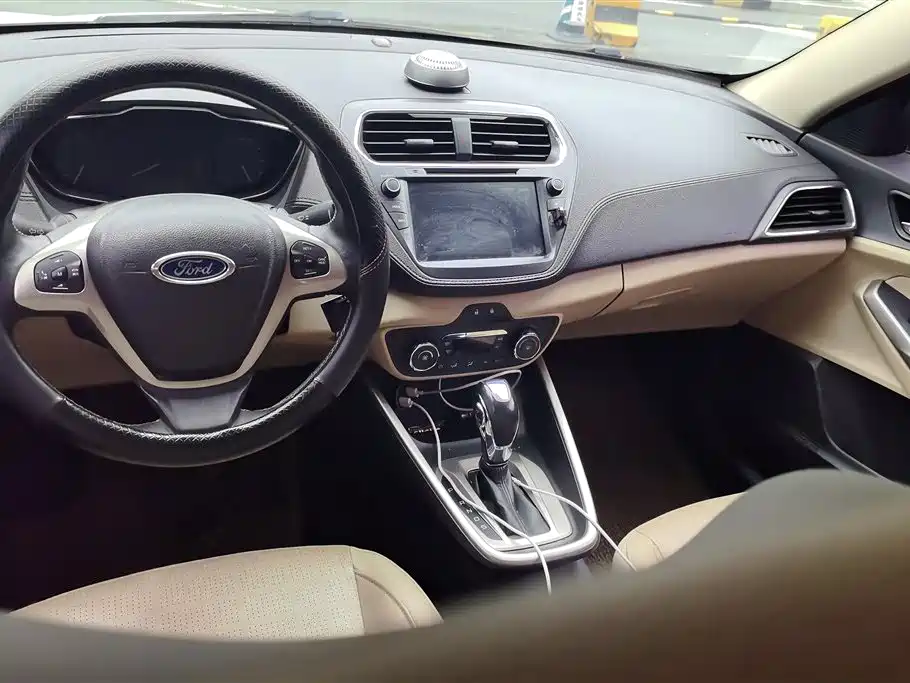 Ford Escort 2016 — фото 12