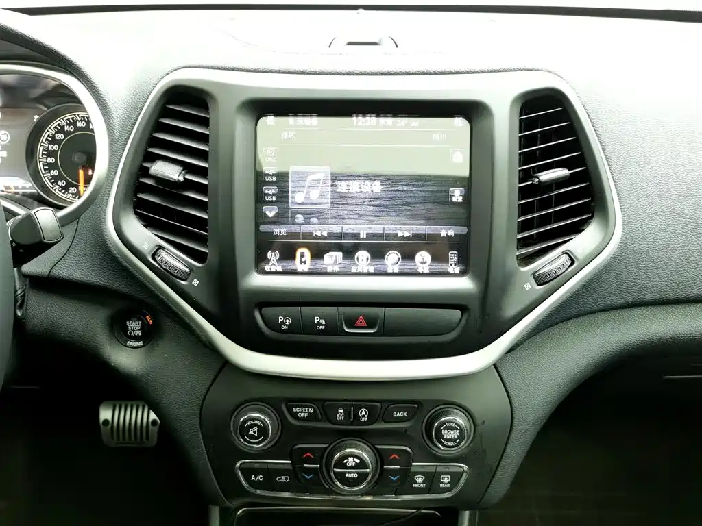 Jeep Cherokee 2016 — фото 12
