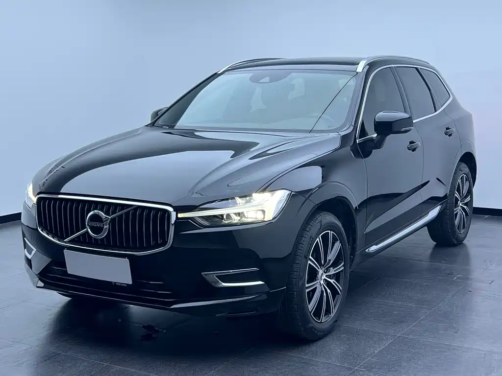 Volvo XC60 2021 — фото 1