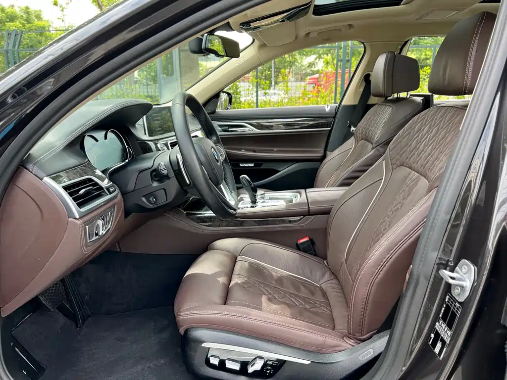 BMW 7 Series 2017 — фото 10