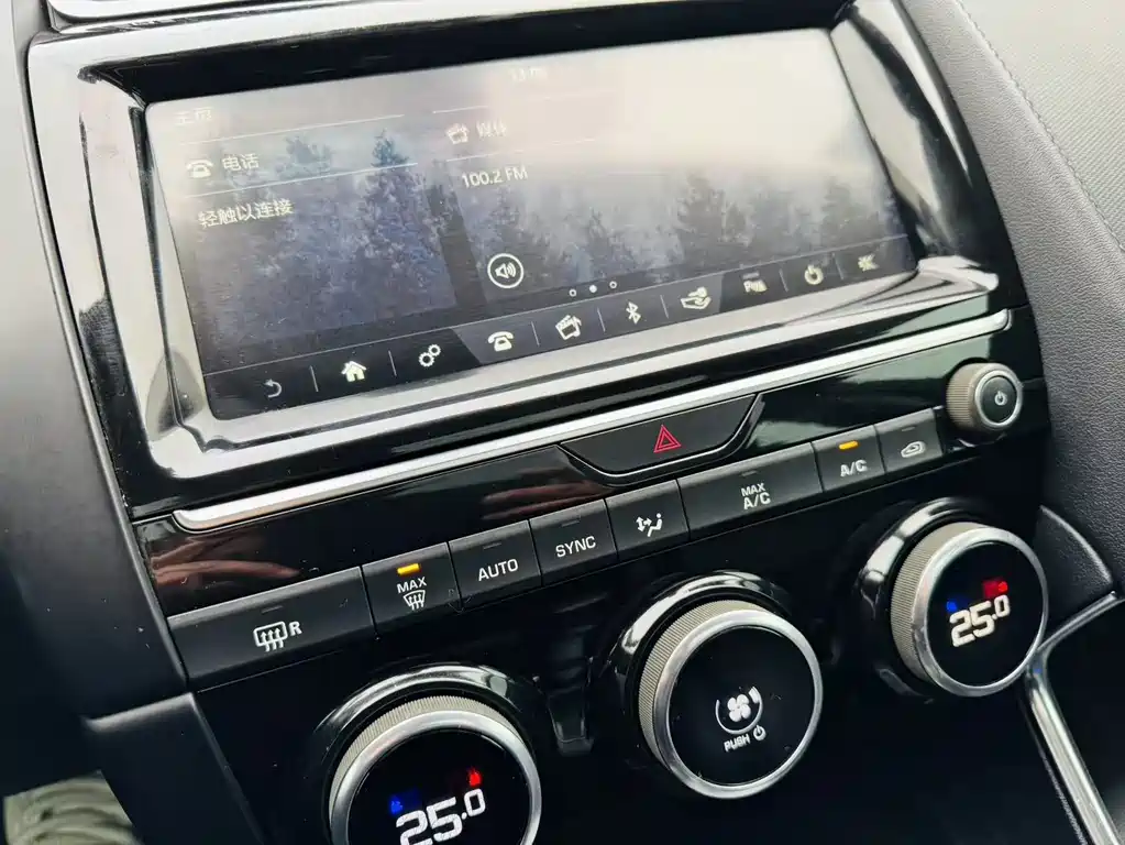 Jaguar E-PACE 2019 — фото 14