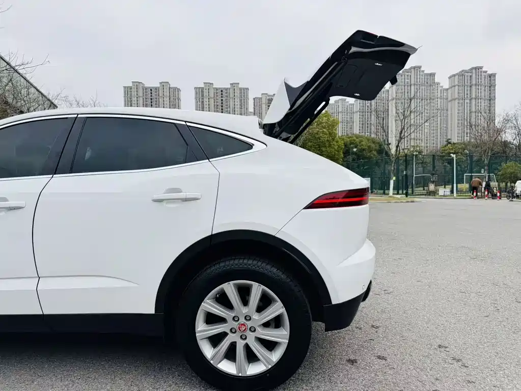Jaguar E-PACE 2019 — фото 19