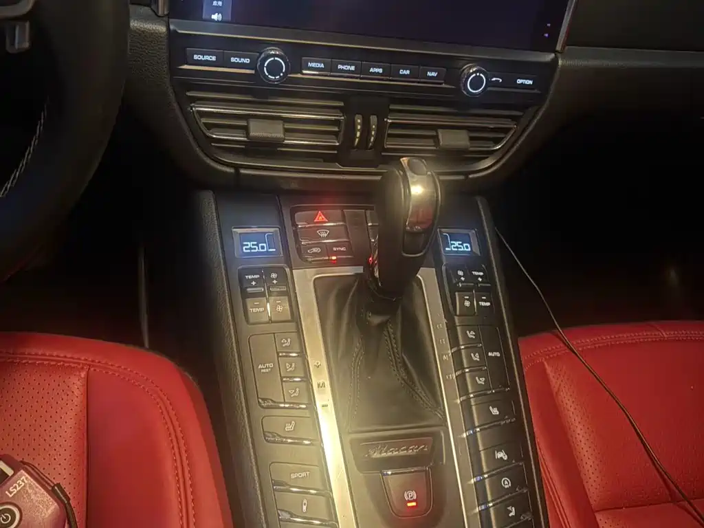Porsche Macan 2021 — фото 9