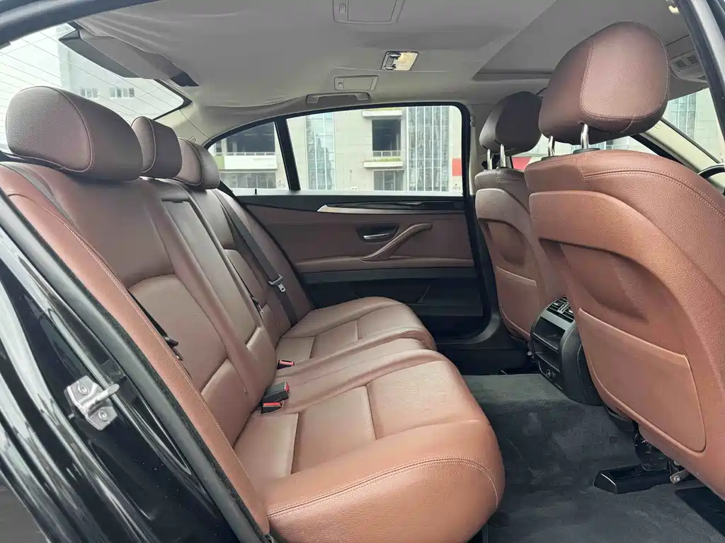 BMW 5 Series 2017 — фото 15