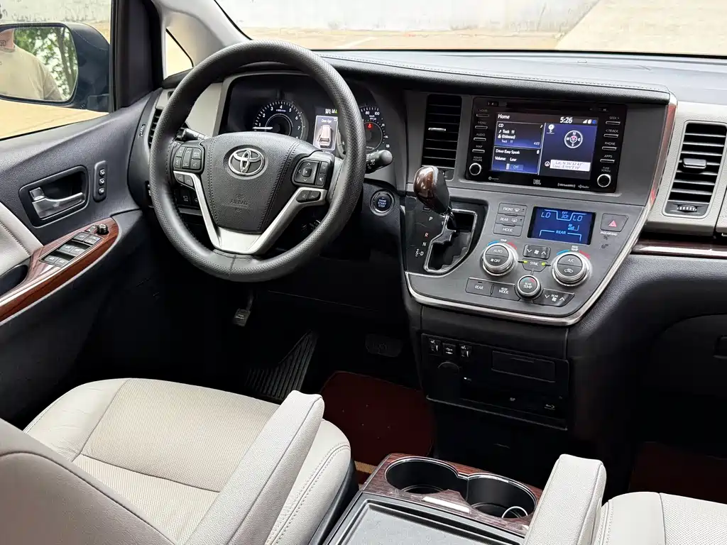 Toyota Sienna 2018 — фото 15