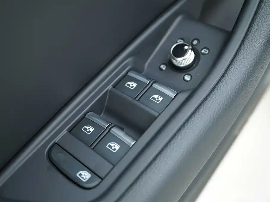 Audi A4L 2023 — фото 11