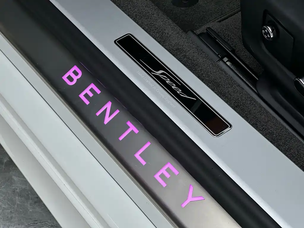 Bentley Continental Plug-In Hybrid 2025 — фото 12