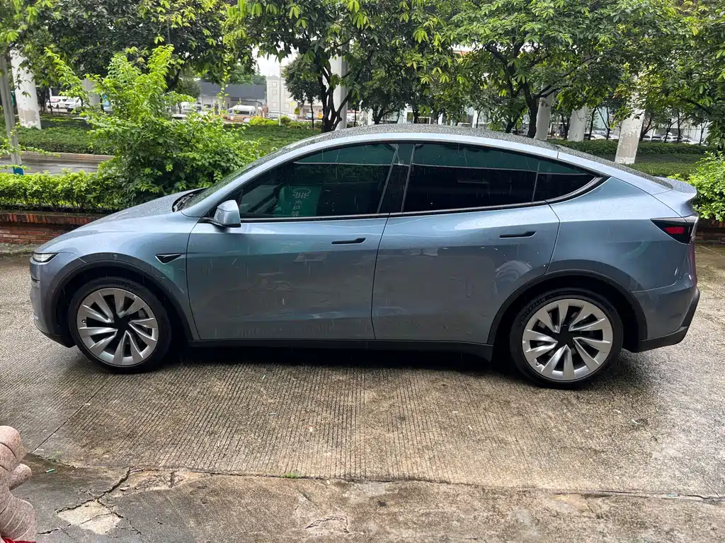 Tesla Model Y 2025 — фото 14