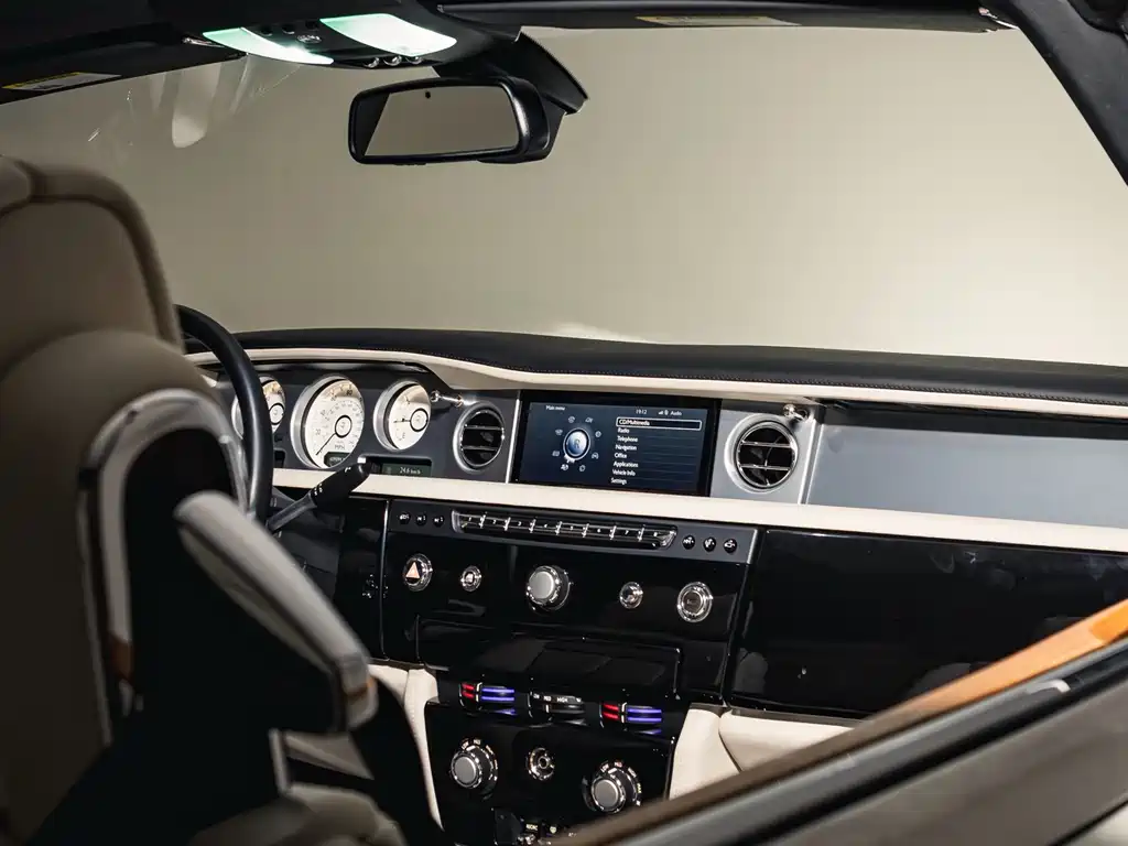 Rolls-Royce Phantom 2015 — фото 29