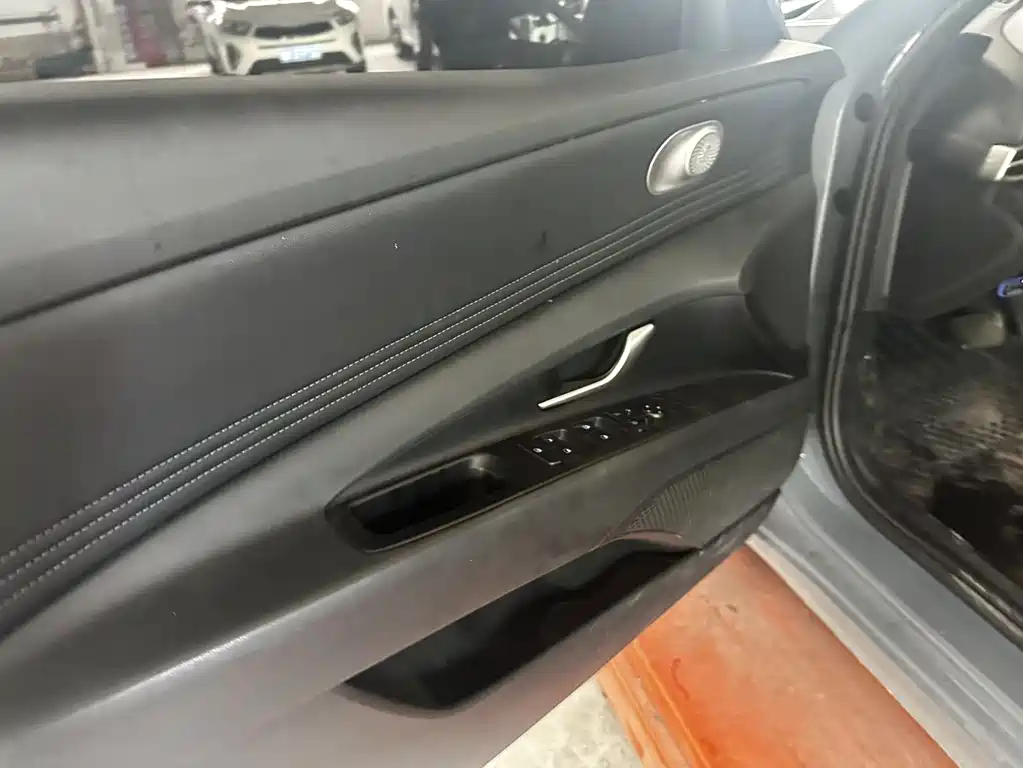 Hyundai Elantra 2023 — фото 17