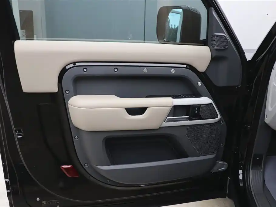 Land Rover Defender 2022 — фото 10