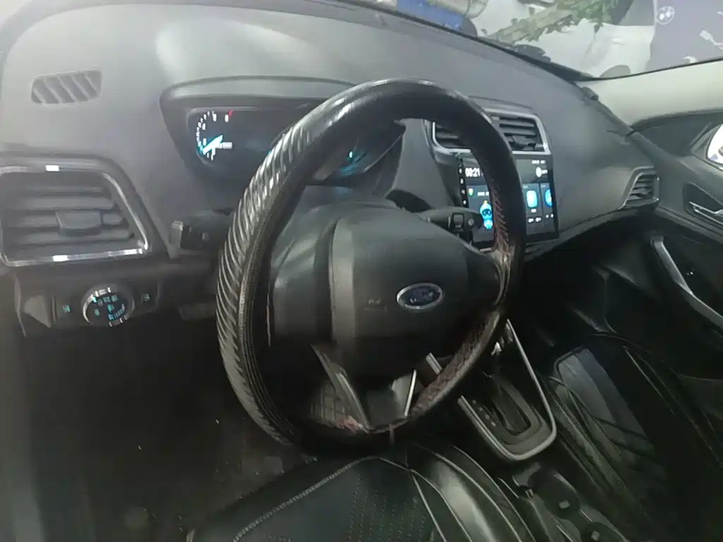 Ford Escort 2019 — фото 11