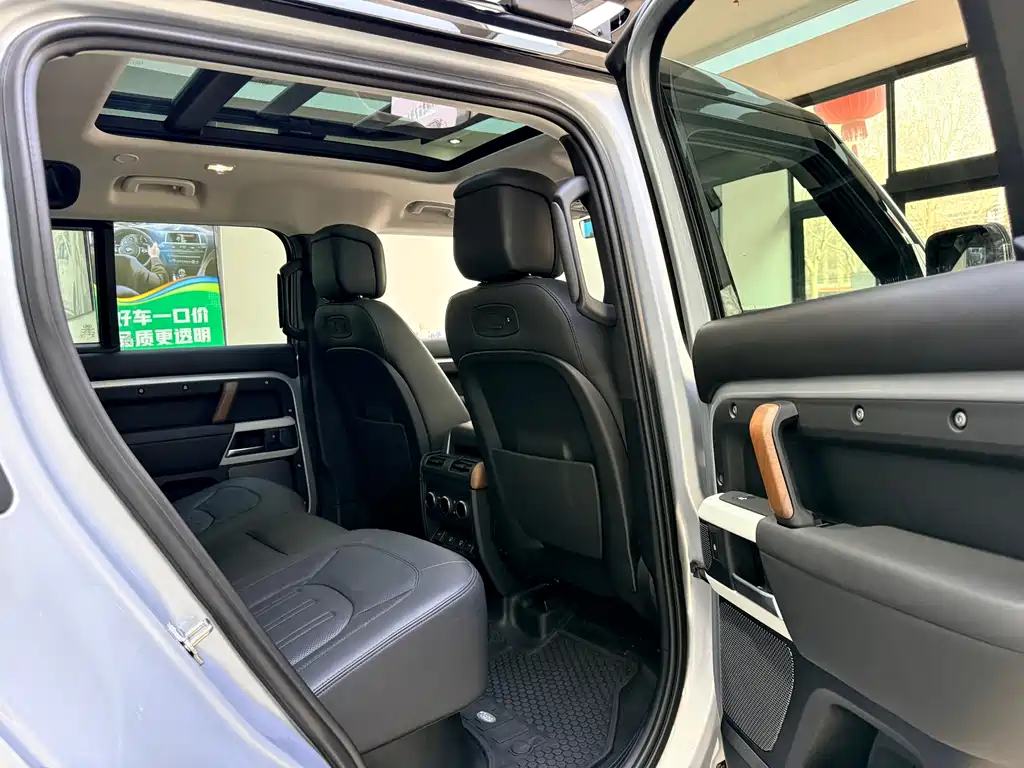 Land Rover Defender 2021 — фото 11