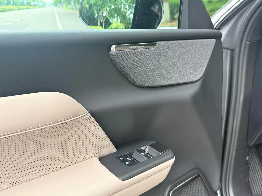 Volvo XC70 PHEV 2025 — фото 13