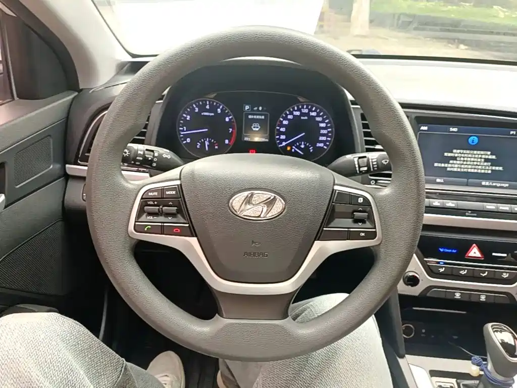 Hyundai Elantra 2016 — фото 11