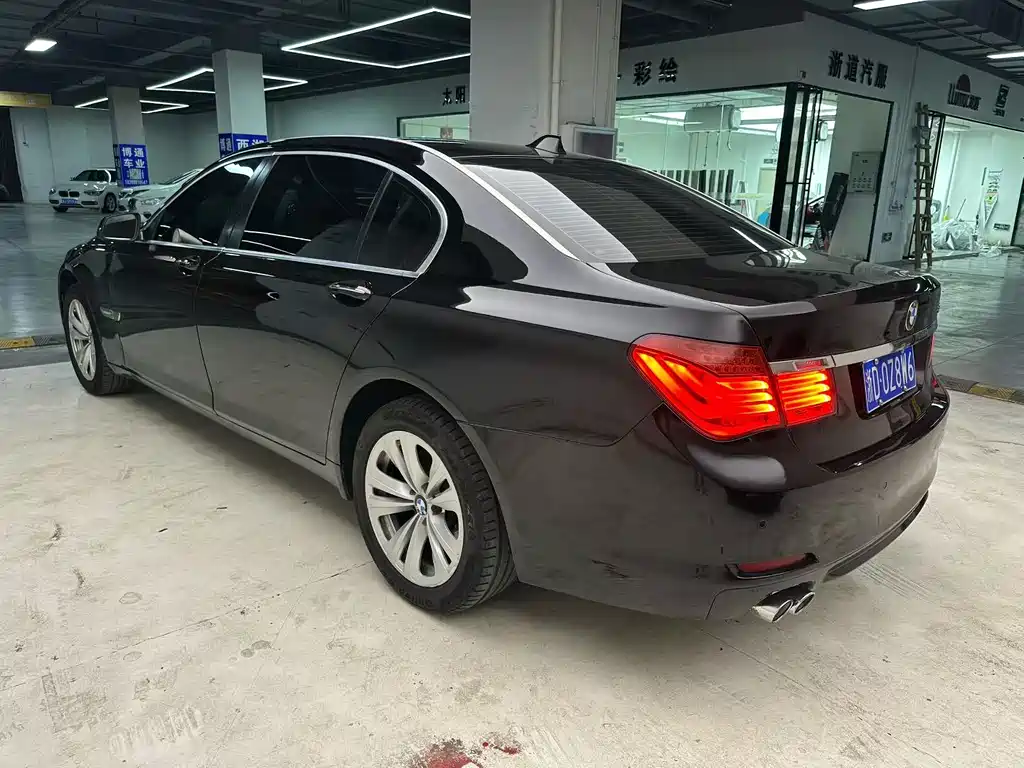 BMW 7 Series 2010 — фото 9