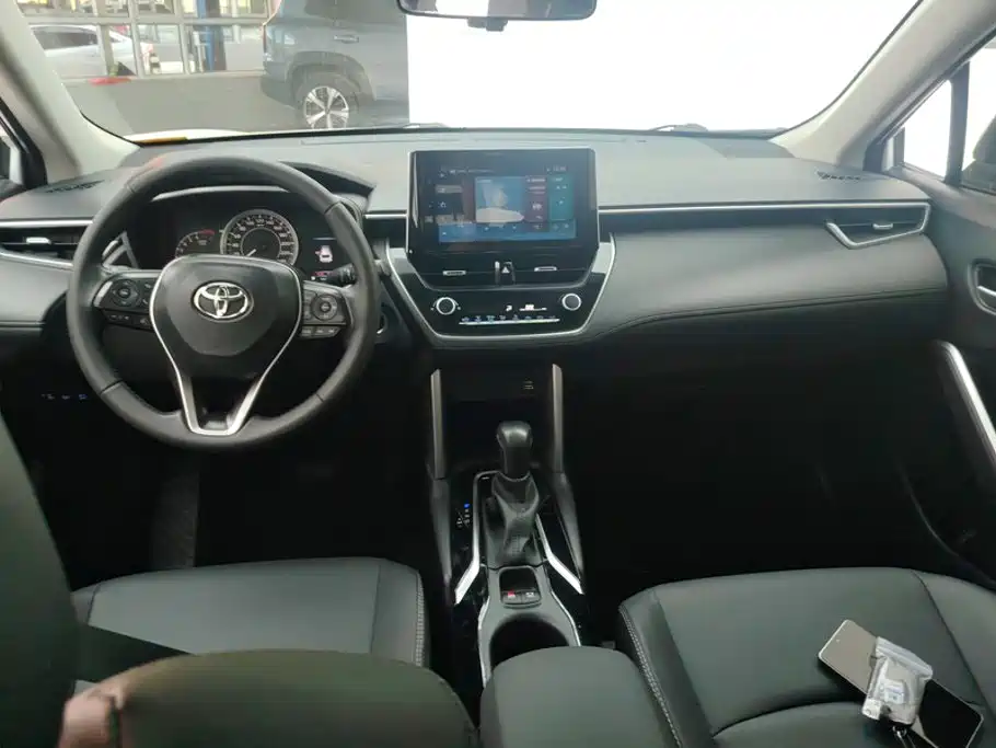 Toyota Corolla Cross 2023 — фото 12