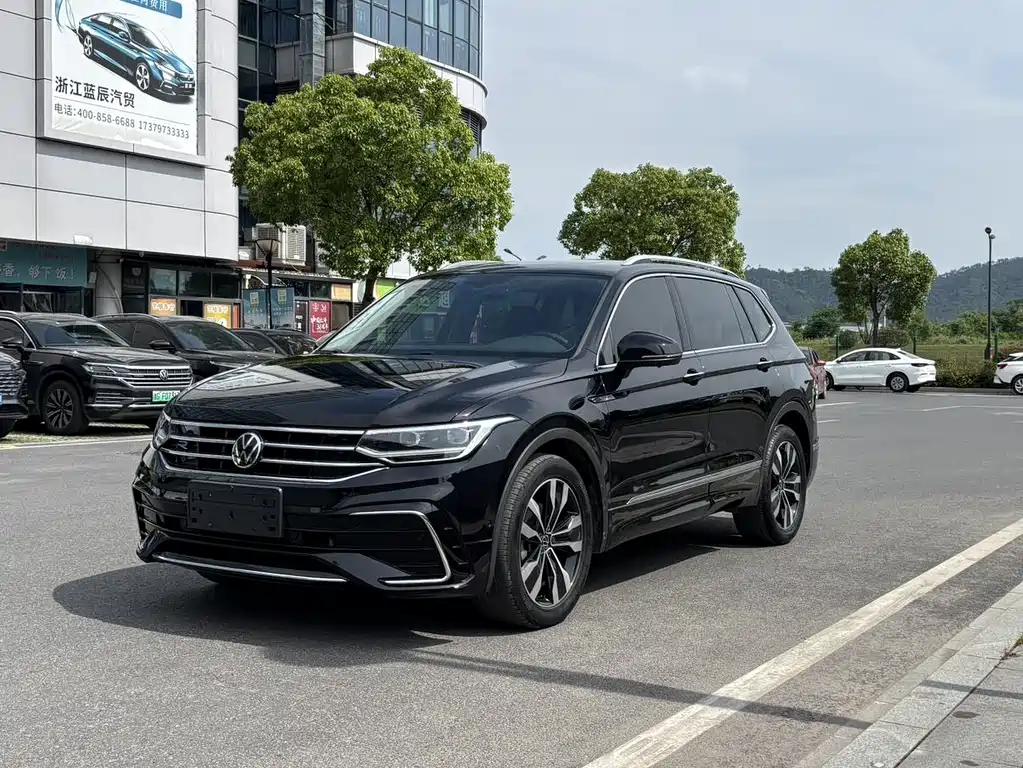 Volkswagen Tiguan L 2023 — фото 1